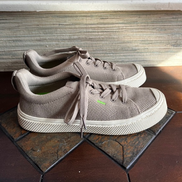 Cariuma IBI Sneaker in Dusty Taupe tone. Very light use  Womens Size 7  Mens 5.5 - Picture 2 of 8